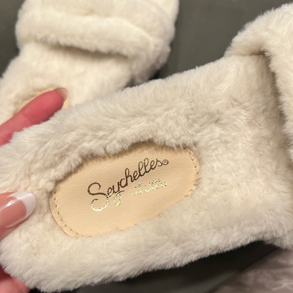 Seychelles Fuzzy Slides - Picture 4 of 4